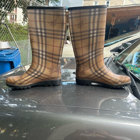 Burberry rain boots - Picture 2 of 9